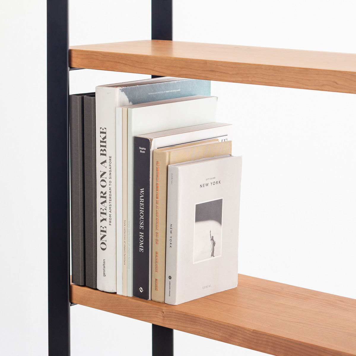 Kanademonoのブラックチェリーの棚板とブラックのアイアンで製作したシェルフ（使用イメージ２）