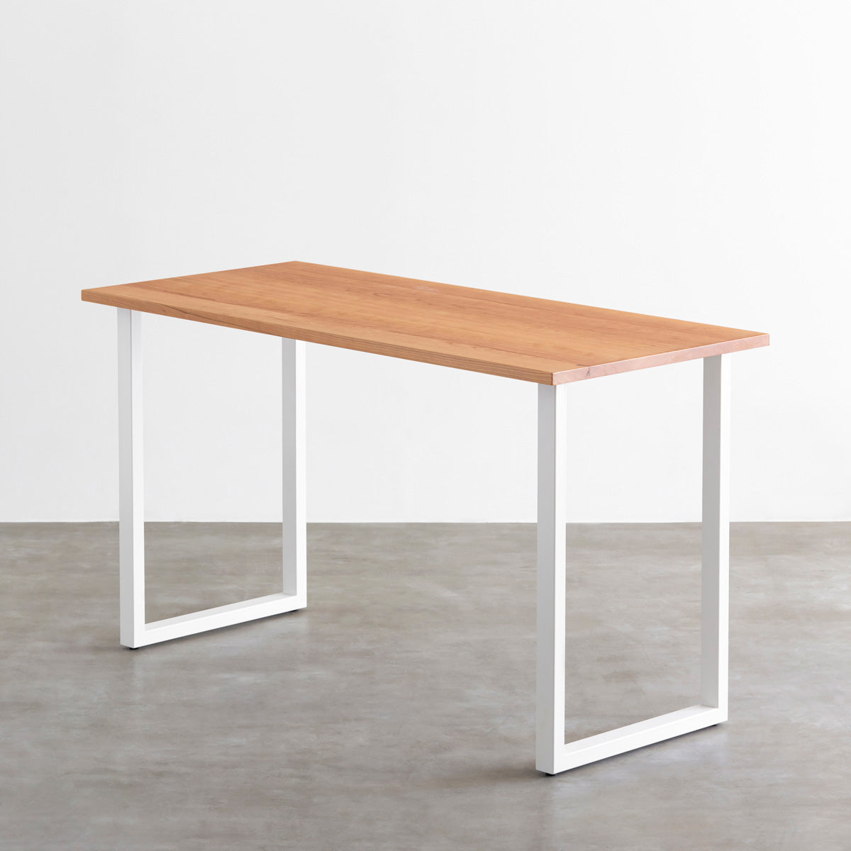 かなでものの無垢ブラックチェリー天板とホワイトの鉄脚を合わせたスタンディングテーブル