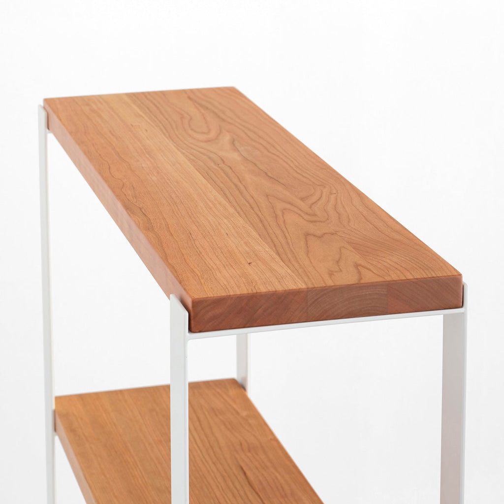 Kanademonoのブラックチェリーの棚板とホワイトのアイアンで製作したシェルフ（上部）