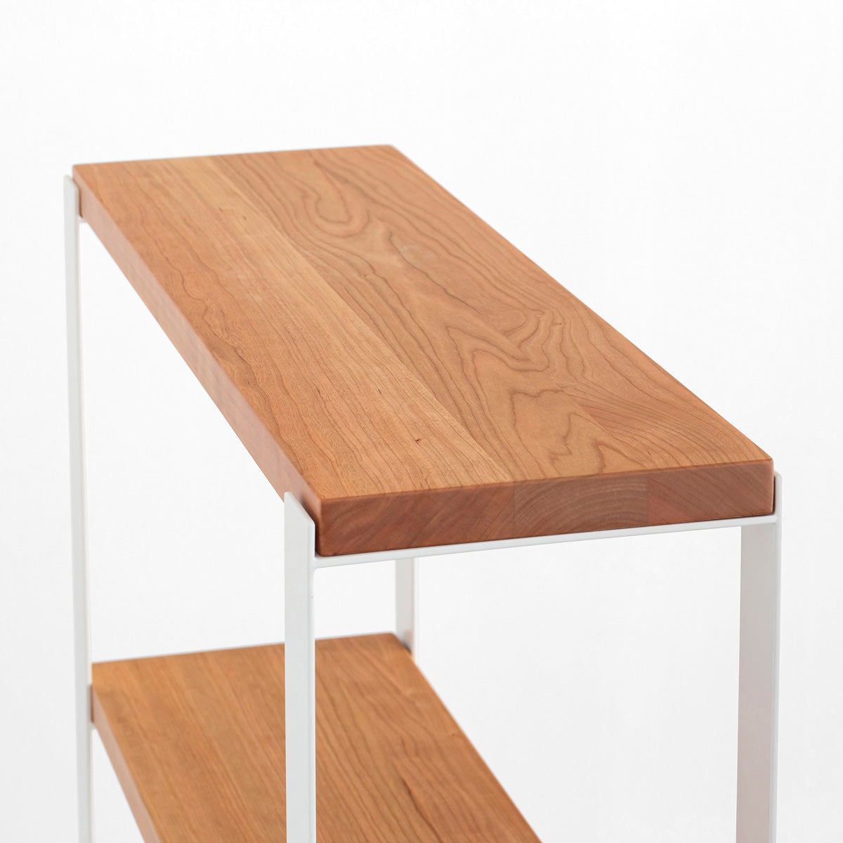 Kanademonoのブラックチェリーの棚板とホワイトのアイアンで製作したシェルフ（上部）