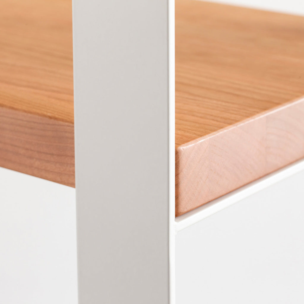 Kanademonoのブラックチェリーの棚板とホワイトのアイアンで製作したシェルフ（フレーム部分）