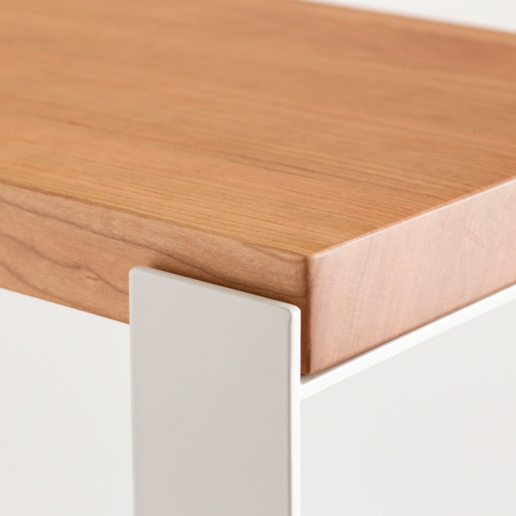 Kanademonoのブラックチェリーの棚板とホワイトのアイアンで製作したシェルフ（上部クローズアップ）