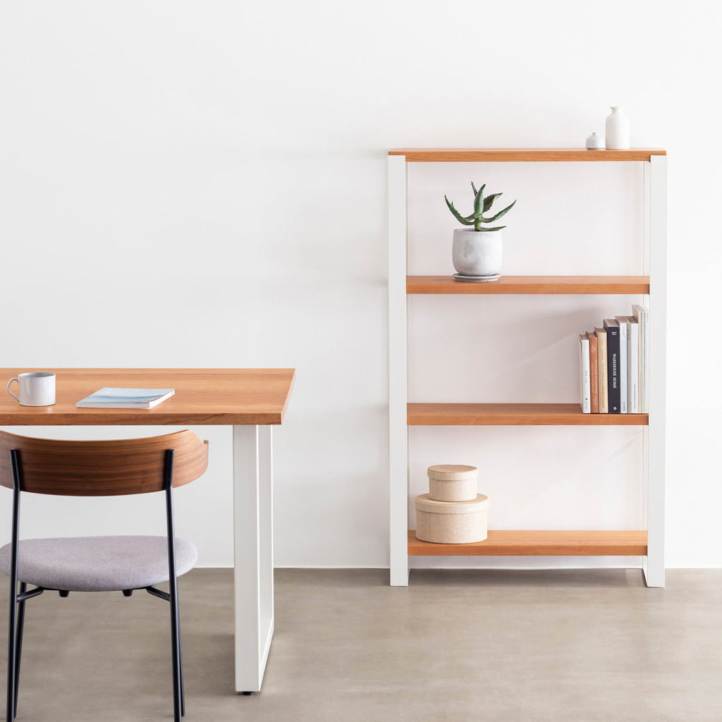 Kanademonoのブラックチェリーの棚板とホワイトのアイアンで製作したシェルフ（使用イメージ）