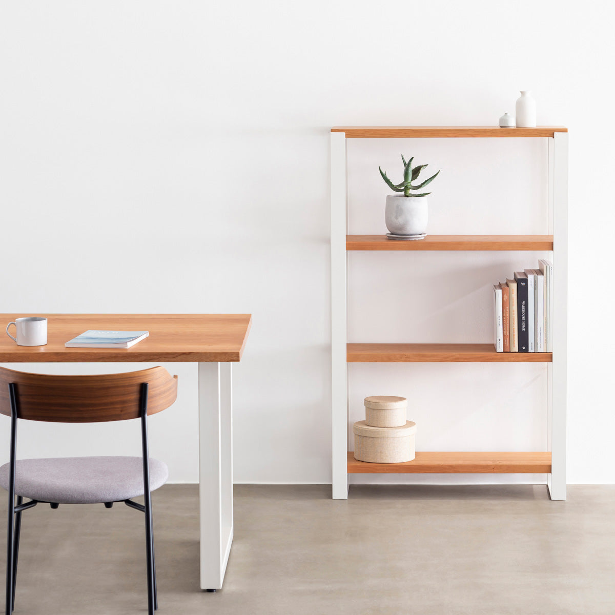 Kanademonoのブラックチェリーの棚板とホワイトのアイアンで製作したシェルフ（使用イメージ）