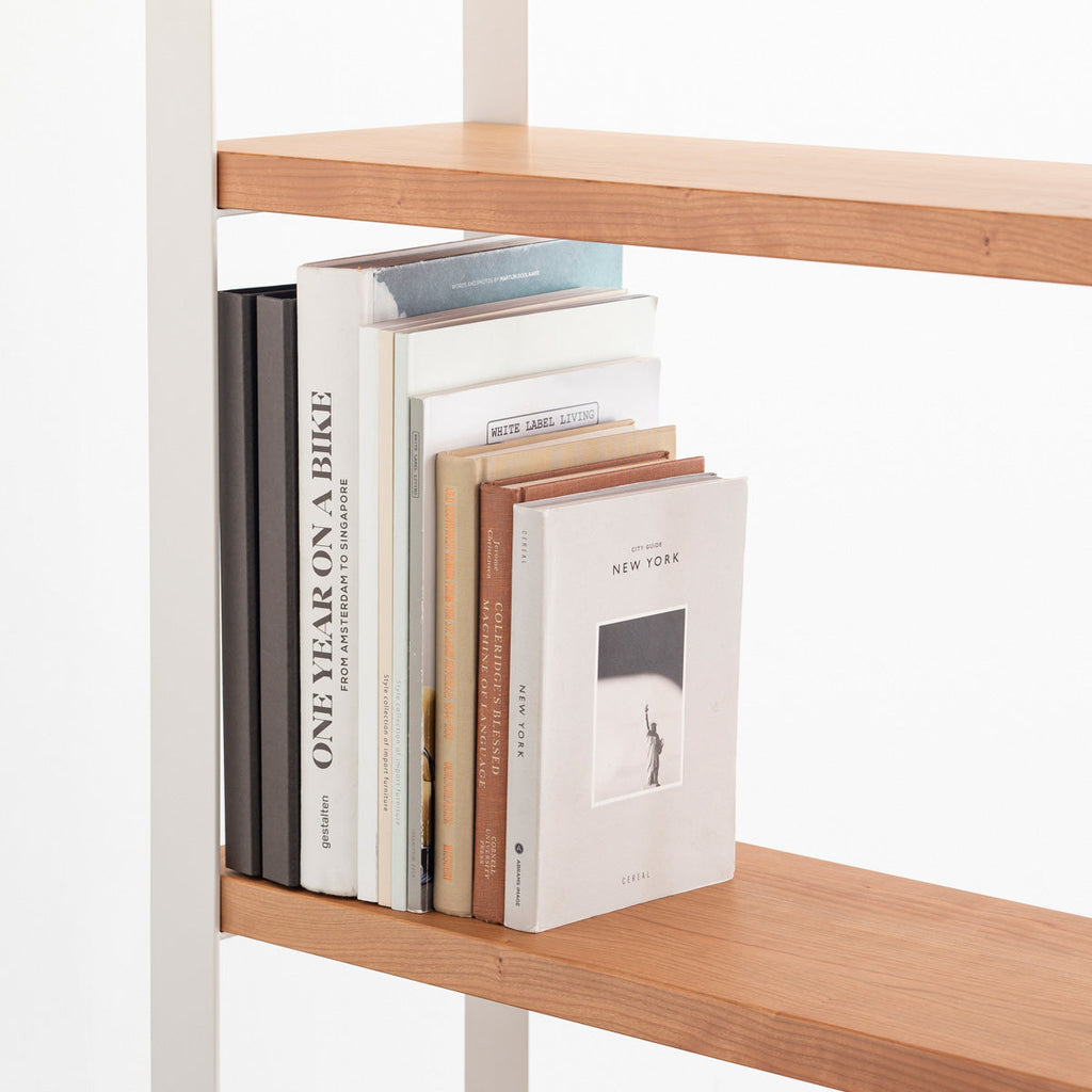 Kanademonoのブラックチェリーの棚板とホワイトのアイアンで製作したシェルフ（使用イメージ２）