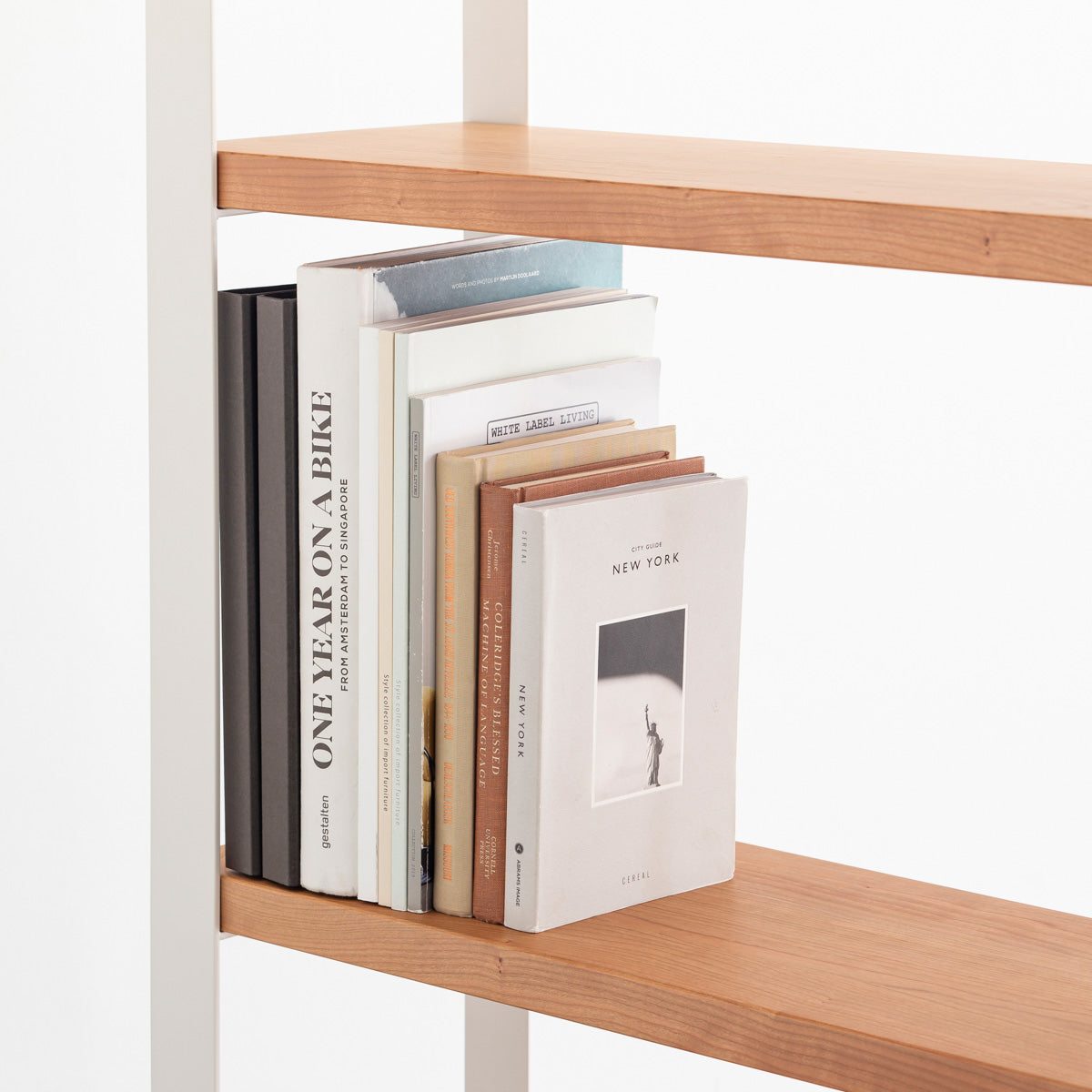 Kanademonoのブラックチェリーの棚板とホワイトのアイアンで製作したシェルフ（使用イメージ２）