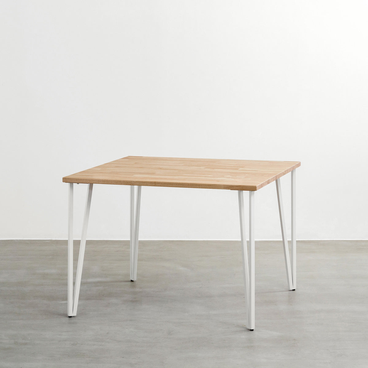 かなでもののラバーウッドAshGray天板とトライアングルStraightホワイト脚4本を組み合わせた100cmスクエア型のカフェテーブル