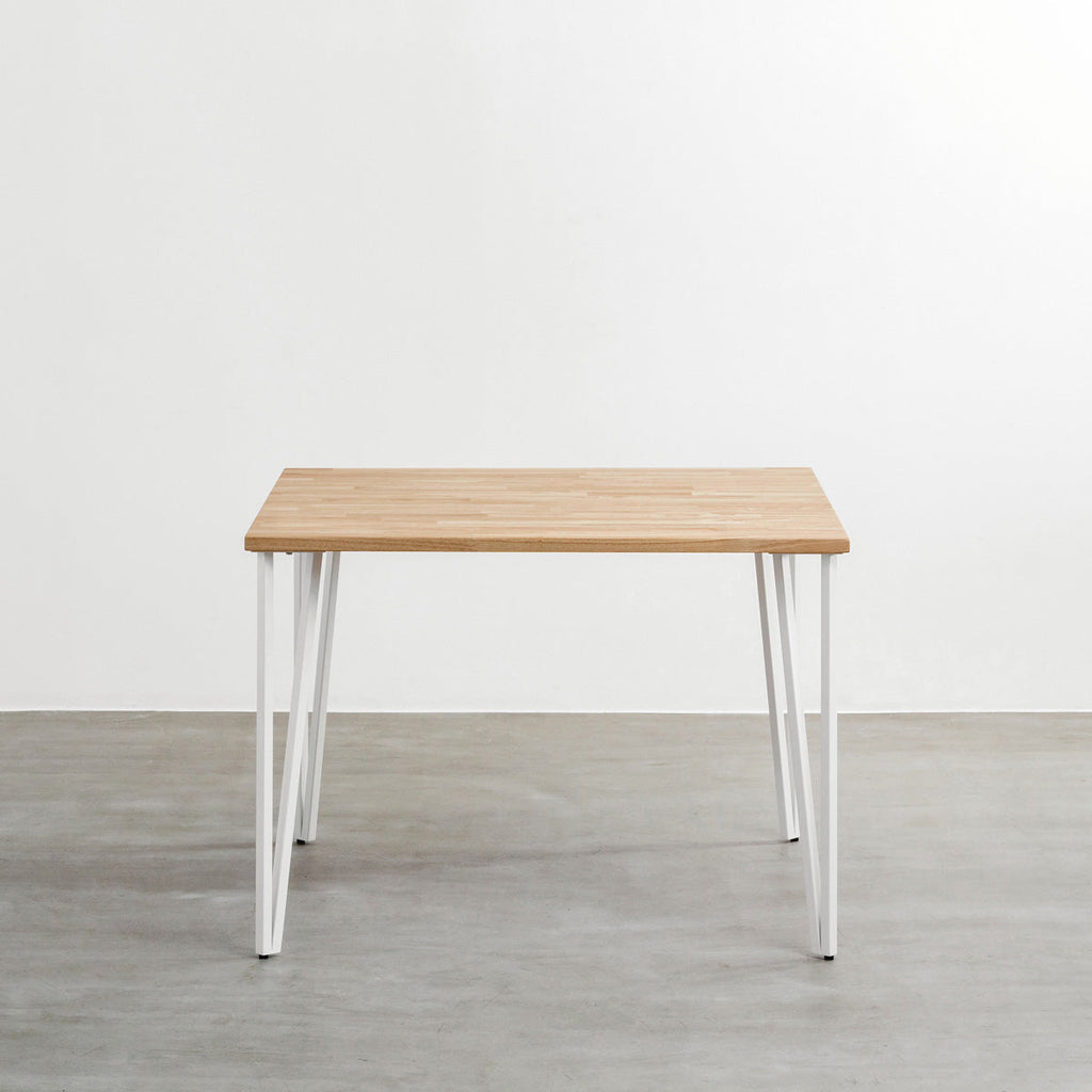 かなでもののラバーウッドAshGray天板とトライアングルStraightホワイト脚4本を組み合わせた100cmスクエア型のカフェテーブル（正面）