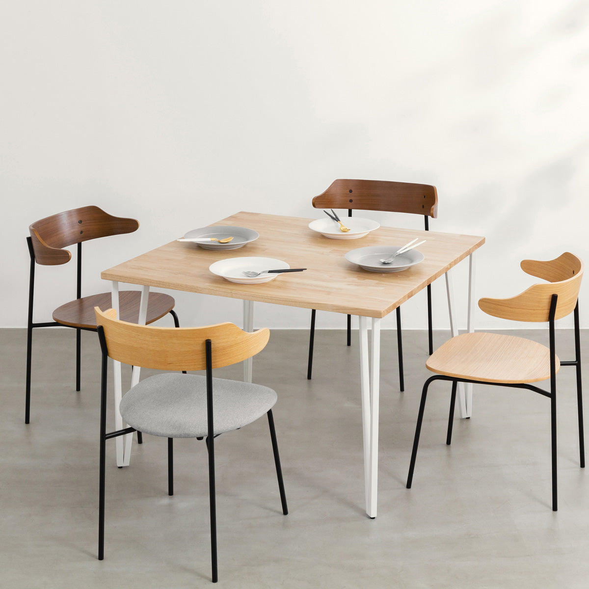 かなでもののラバーウッドAshGray天板とトライアングルStraightホワイト脚4本を組み合わせた100cmスクエア型のカフェテーブル（使用例2）