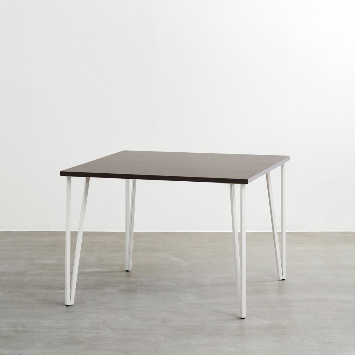 かなでもののラバーウッドBlackBrown天板とトライアングルStraightホワイト脚4本を組み合わせた100cmスクエア型のカフェテーブル