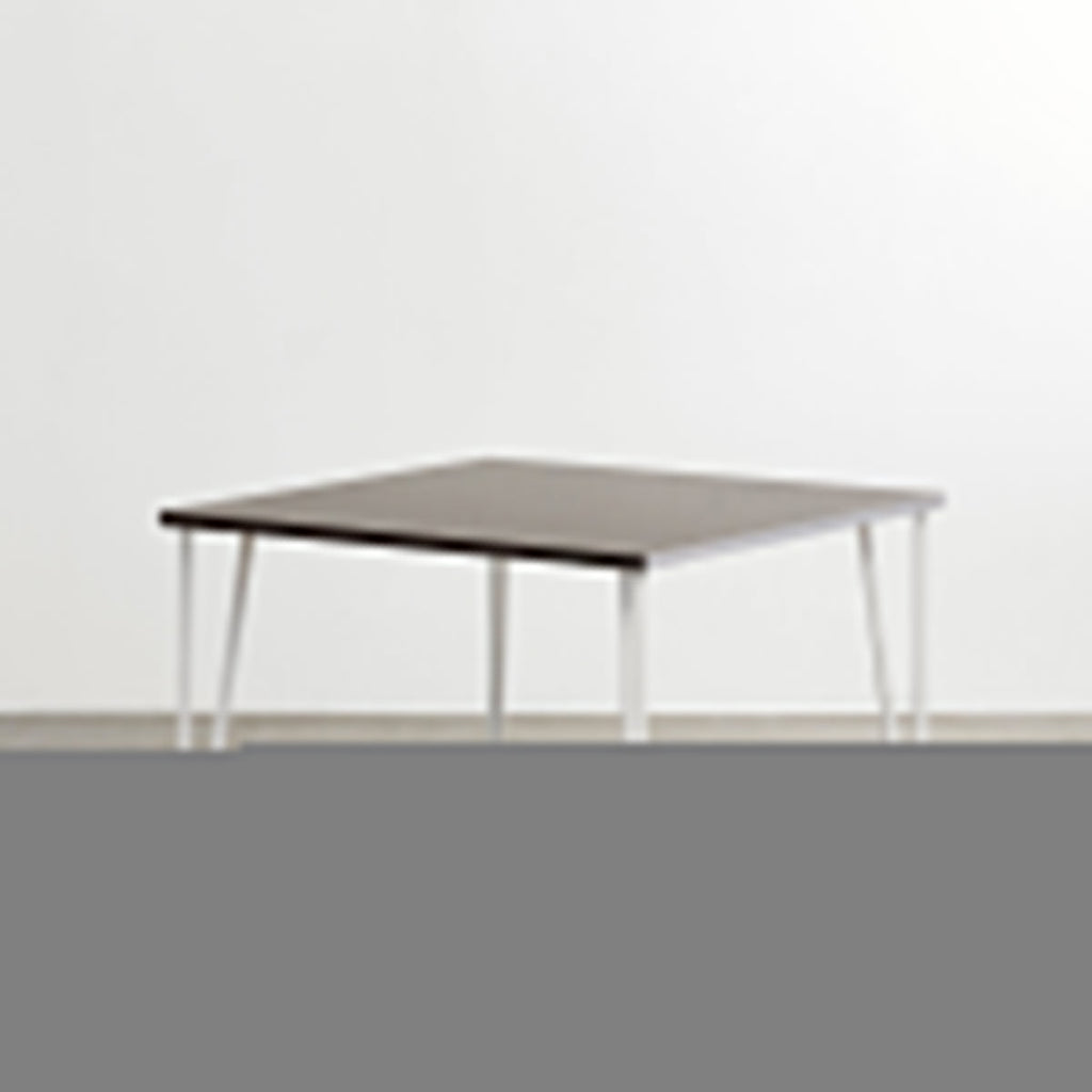 かなでもののラバーウッドBlackBrown天板とトライアングルStraightホワイト脚4本を組み合わせた80cmスクエア型のカフェテーブル（斜め）