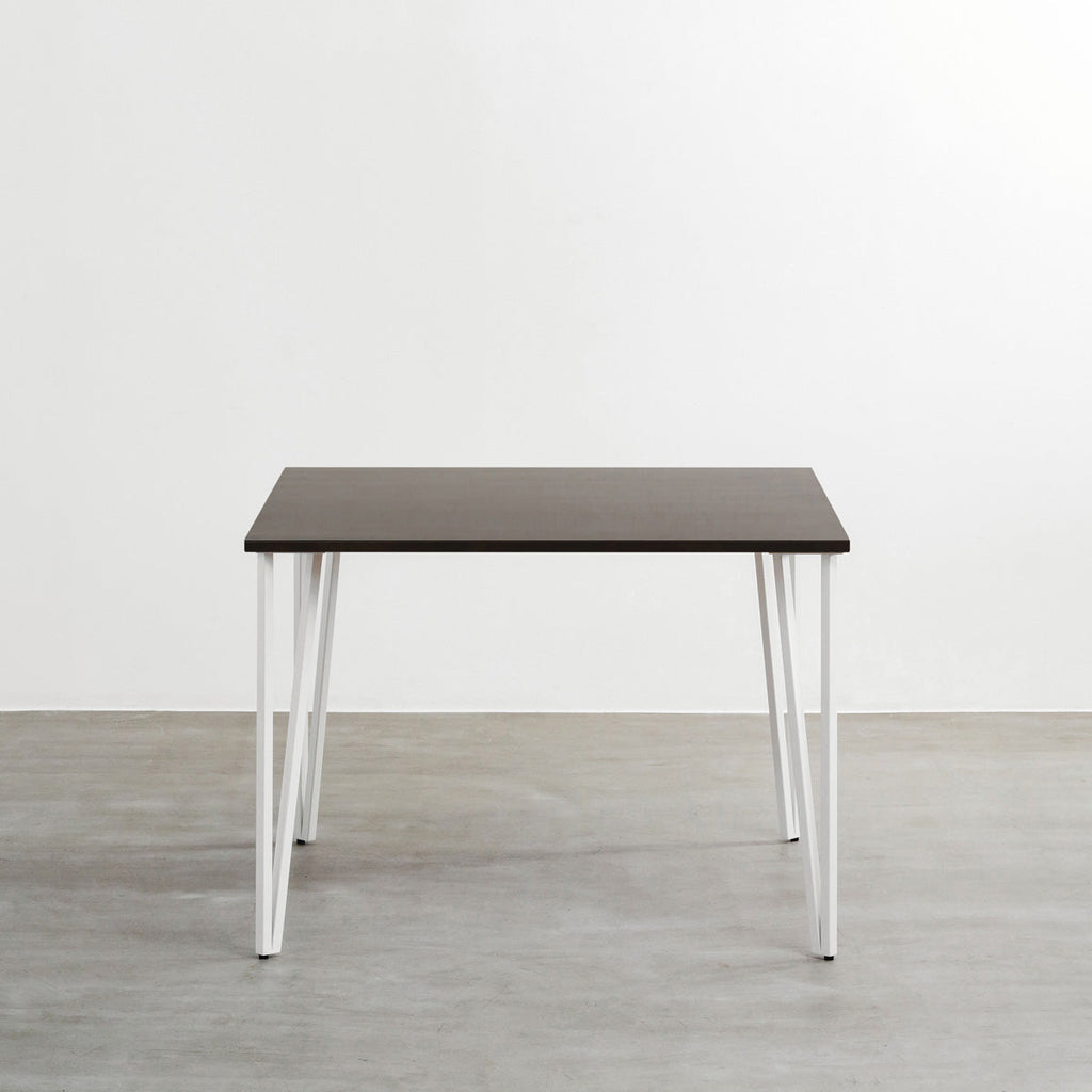 かなでもののラバーウッドBlackBrown天板とトライアングルStraightホワイト脚4本を組み合わせた100cmスクエア型のカフェテーブル（正面）