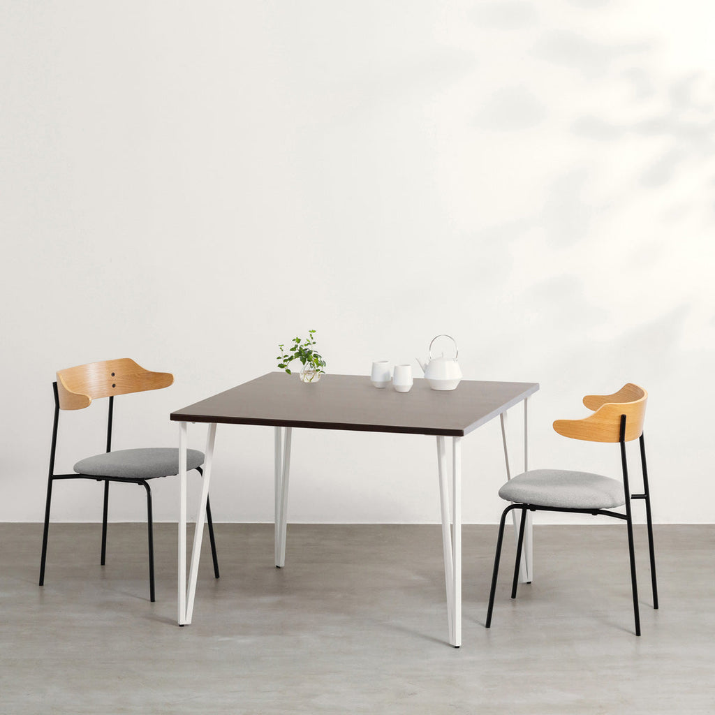 かなでもののラバーウッドBlackBrown天板とトライアングルStraightホワイト脚4本を組み合わせた100cmスクエア型のカフェテーブル（使用例）