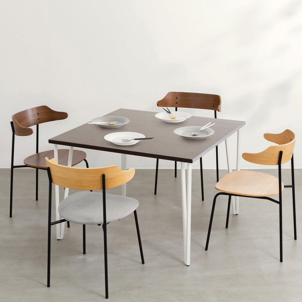 かなでもののラバーウッドBlackBrown天板とトライアングルStraightホワイト脚4本を組み合わせた100cmスクエア型のカフェテーブル（使用例2）