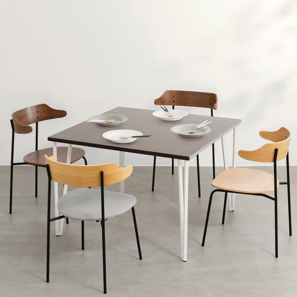 かなでもののラバーウッドBlackBrown天板とトライアングルStraightホワイト脚4本を組み合わせた100cmスクエア型のカフェテーブル（使用例2）