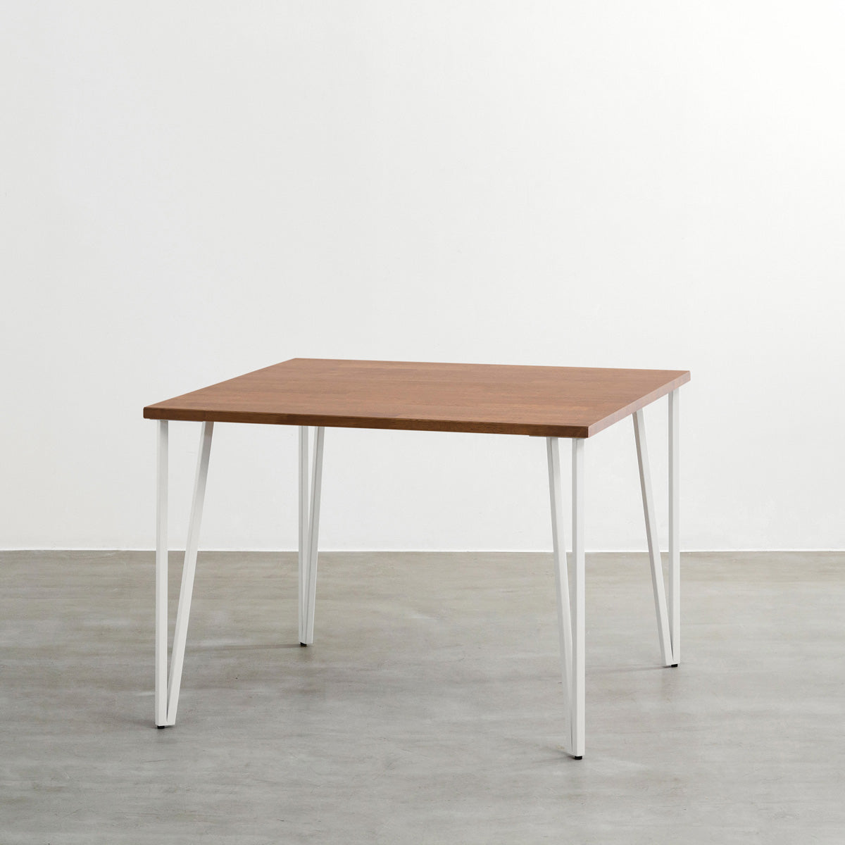 かなでもののラバーウッドBrown天板とトライアングルStraightホワイト脚4本を組み合わせた100cmスクエア型のカフェテーブル