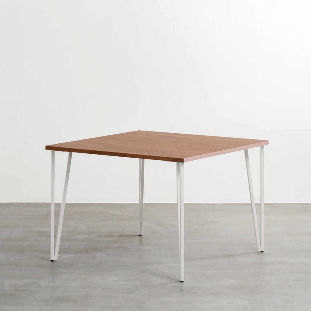 かなでもののラバーウッドBrown天板とトライアングルStraightホワイト脚4本を組み合わせた100cmスクエア型のカフェテーブル（斜め）