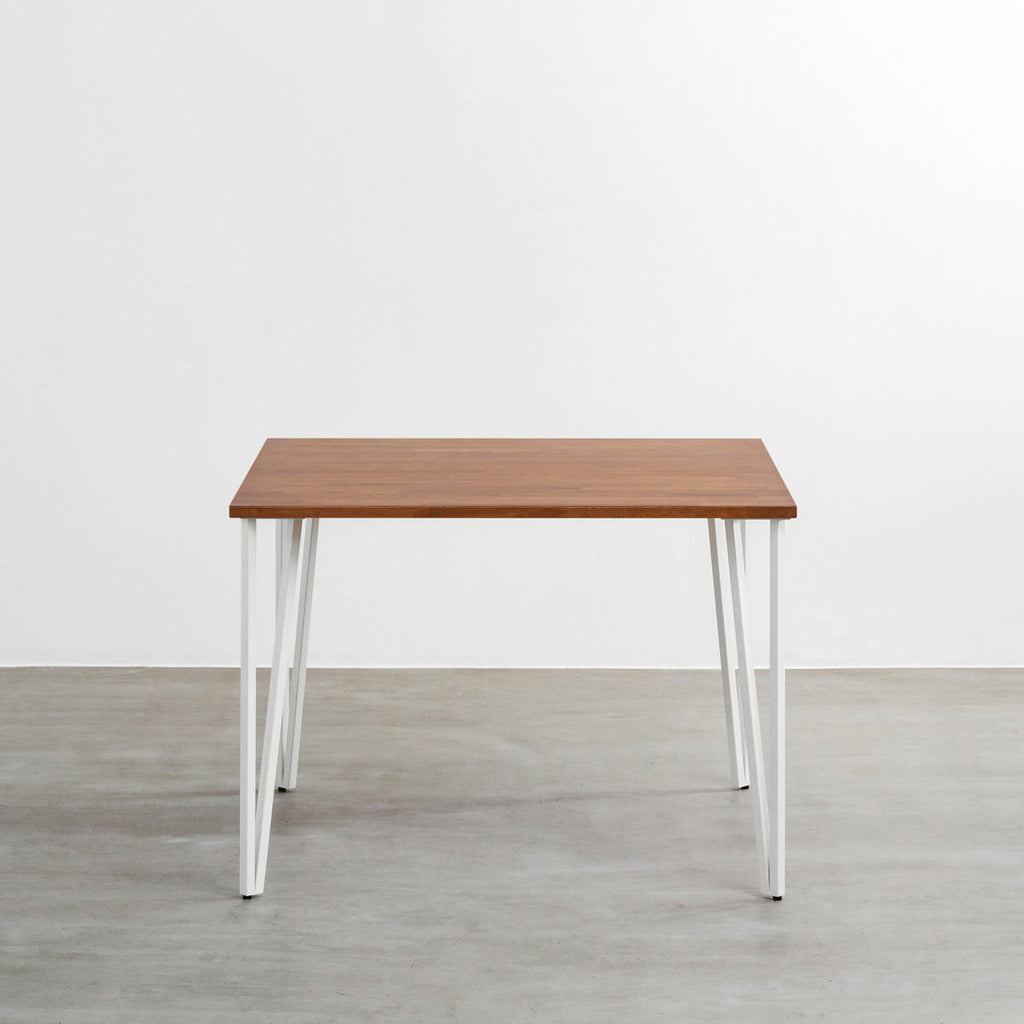 かなでもののラバーウッドBrown天板とトライアングルStraightホワイト脚4本を組み合わせた100cmスクエア型のカフェテーブル（正面）