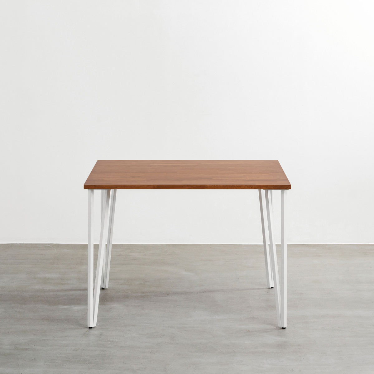 かなでもののラバーウッドBrown天板とトライアングルStraightホワイト脚4本を組み合わせた100cmスクエア型のカフェテーブル（正面）