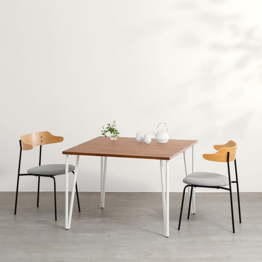 かなでもののラバーウッドBrown天板とトライアングルStraightホワイト脚4本を組み合わせた100cmスクエア型のカフェテーブル（使用例）