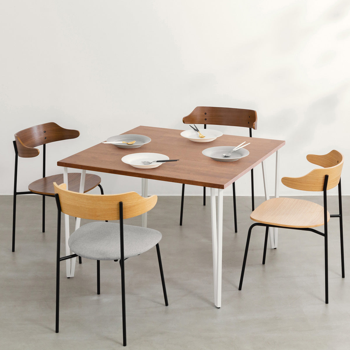 かなでもののラバーウッドBrown天板とトライアングルStraightホワイト脚4本を組み合わせた100cmスクエア型のカフェテーブル（使用例2）