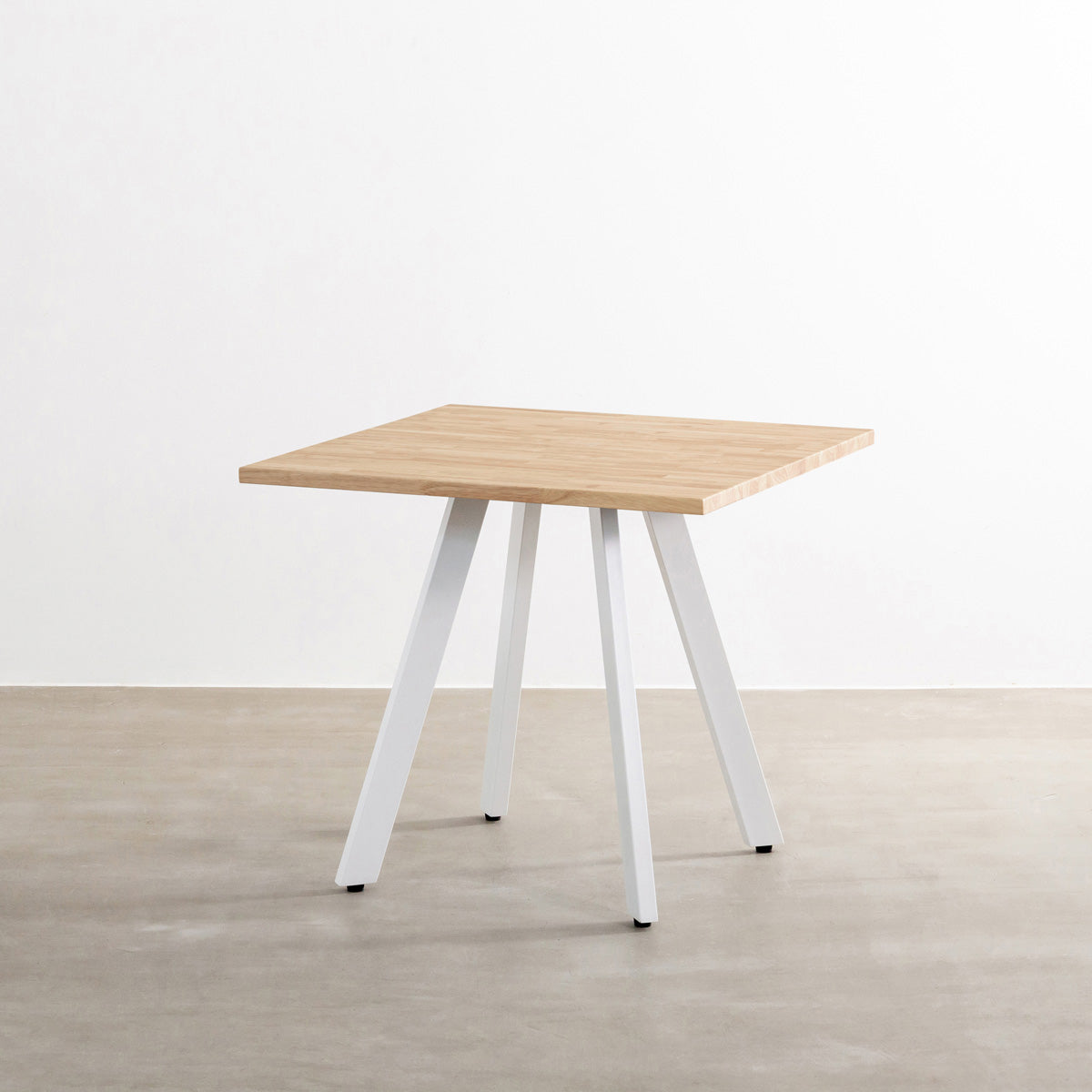 かなでもののラバーウッド材のスクエア天板AshGrayとホワイトの4pinアイアン脚を組み合わせたすっきりとしたデザインのカフェテーブル