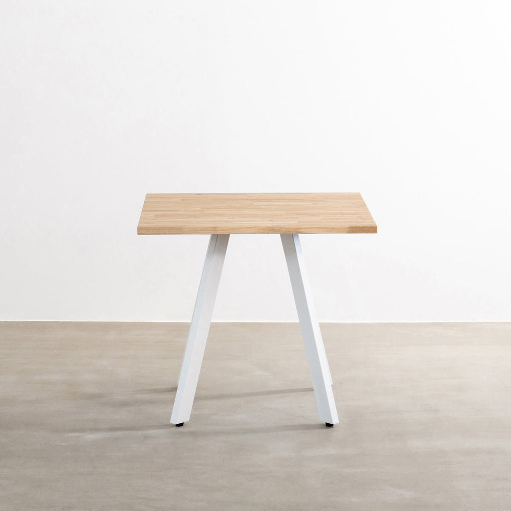 かなでもののラバーウッド材のスクエア天板AshGrayとホワイトの4pinアイアン脚を組み合わせたすっきりとしたデザインのカフェテーブル（正面）