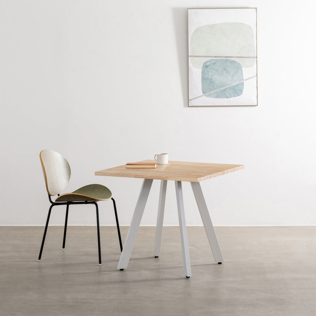 かなでもののラバーウッド材のスクエア天板AshGrayとホワイトの4pinアイアン脚を組み合わせたすっきりとしたデザインのカフェテーブル（使用例2）