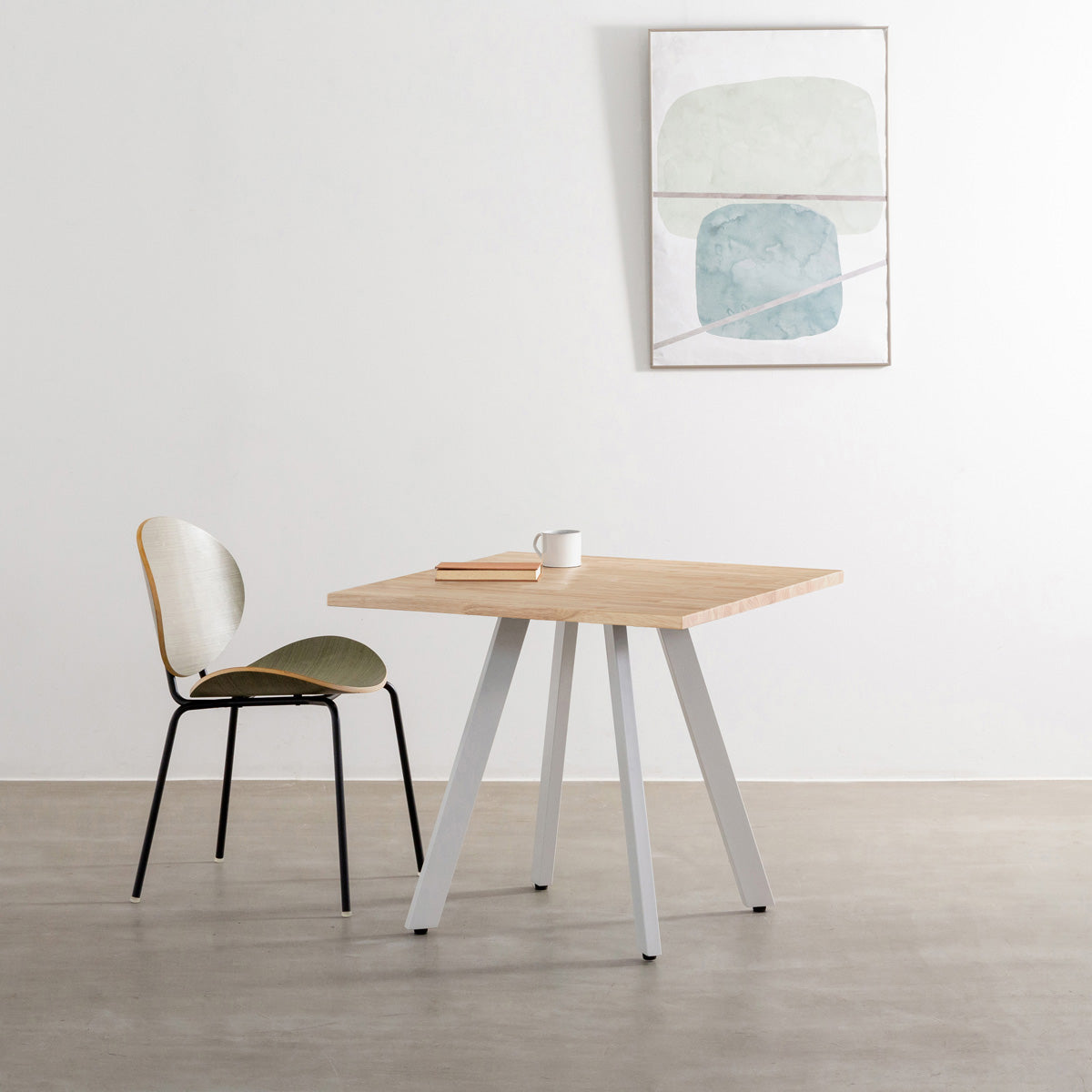 かなでもののラバーウッド材のスクエア天板AshGrayとホワイトの4pinアイアン脚を組み合わせたすっきりとしたデザインのカフェテーブル（使用例2）