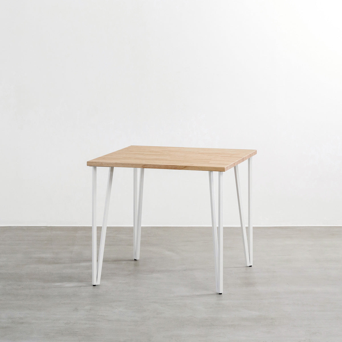 かなでもののラバーウッドAshGray天板とトライアングルStraightホワイト脚4本を組み合わせた80cmスクエア型のカフェテーブル