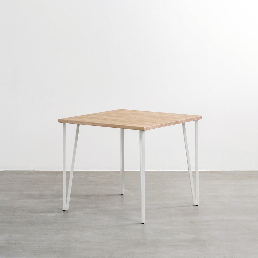 かなでもののラバーウッドAshGray天板とトライアングルStraightホワイト脚4本を組み合わせた80cmスクエア型のカフェテーブル（斜め）