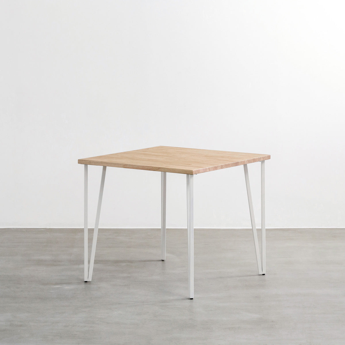 かなでもののラバーウッドAshGray天板とトライアングルStraightホワイト脚4本を組み合わせた80cmスクエア型のカフェテーブル（斜め）
