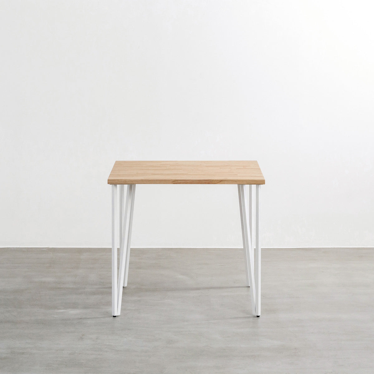 かなでもののラバーウッドAshGray天板とトライアングルStraightホワイト脚4本を組み合わせた80cmスクエア型のカフェテーブル（正面）