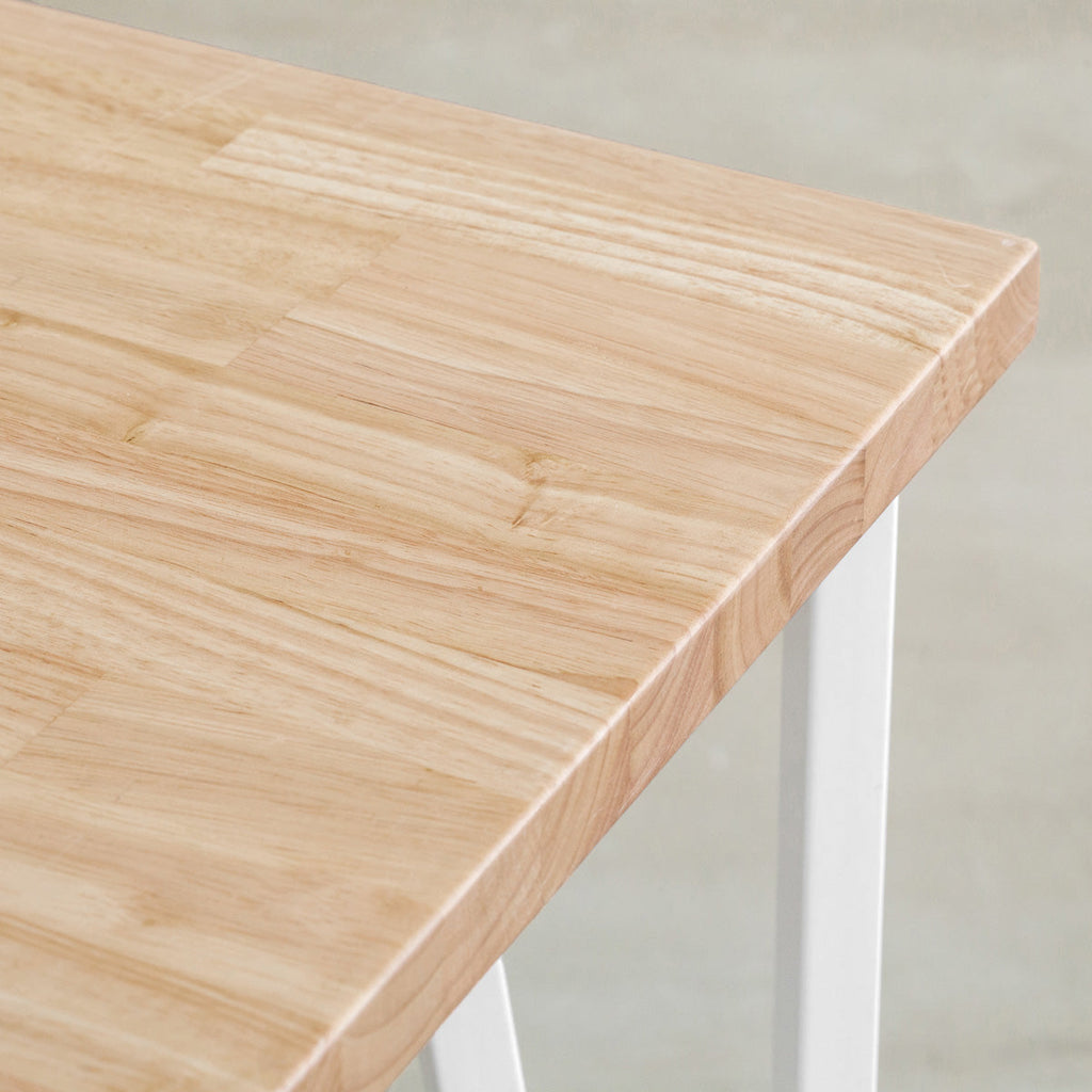 かなでもののラバーウッドAshGray天板とトライアングルStraightホワイト脚4本を組み合わせた80cmスクエア型のカフェテーブル（天板）