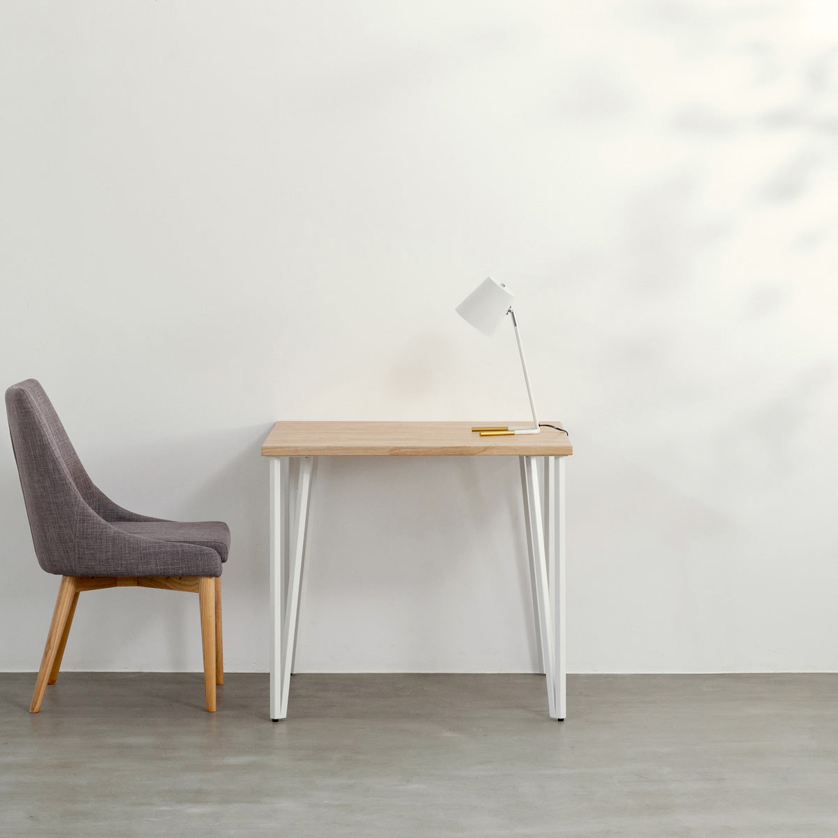 かなでもののラバーウッドAshGray天板とトライアングルStraightホワイト脚4本を組み合わせた80cmスクエア型のカフェテーブル（使用例）