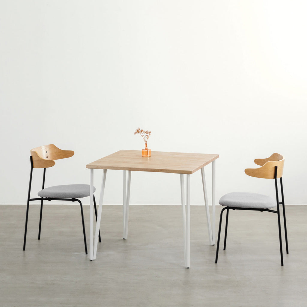 かなでもののラバーウッドAshGray天板とトライアングルStraightホワイト脚4本を組み合わせた80cmスクエア型のカフェテーブル（使用例2）