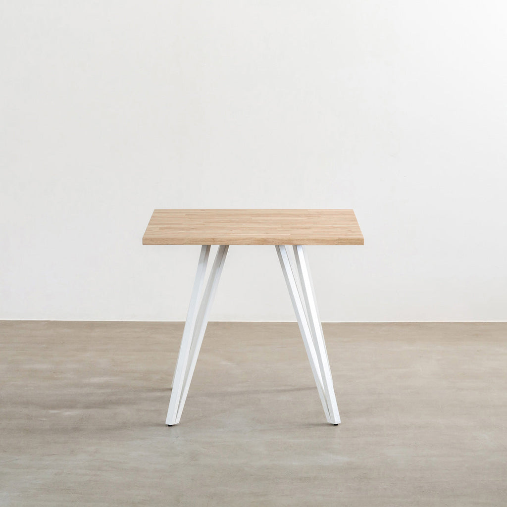 かなでもののラバーウッドAshGray天板とトライアングルホワイト脚4本を組み合わせたスクエア型のカフェテーブル（正面）