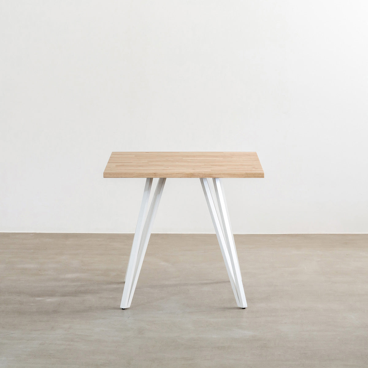 かなでもののラバーウッドAshGray天板とトライアングルホワイト脚4本を組み合わせたスクエア型のカフェテーブル（正面）