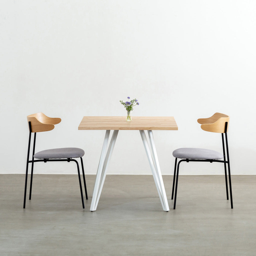 かなでもののラバーウッドAshGray天板とトライアングルホワイト脚4本を組み合わせたスクエア型のカフェテーブル（使用例2）