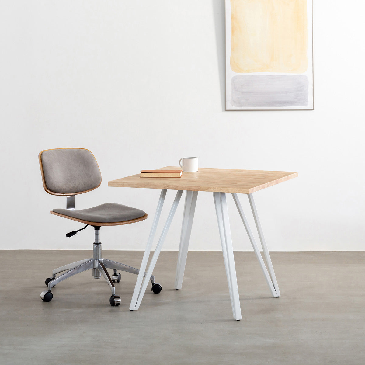 かなでもののラバーウッドAshGray天板とトライアングルホワイト脚4本を組み合わせたスクエア型のカフェテーブル（使用例）