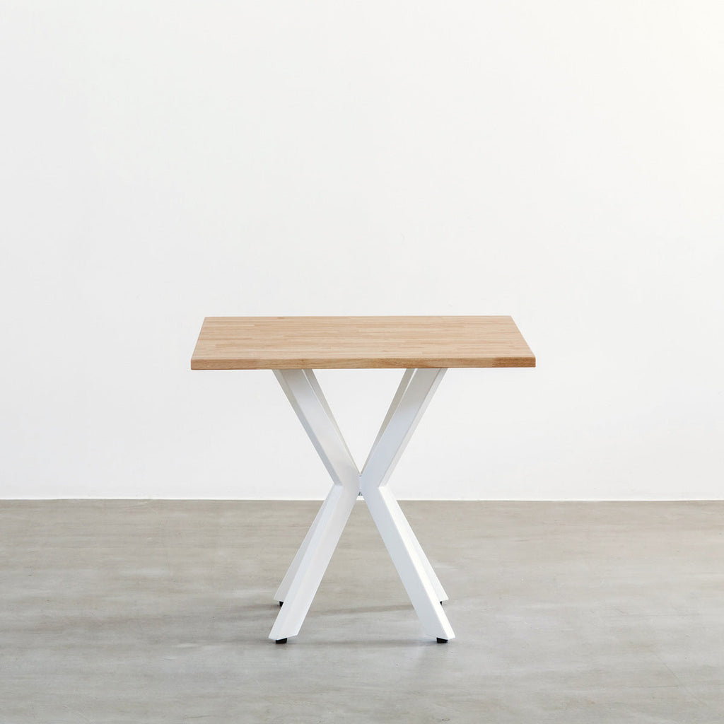 かなでもののラバーウッドAshGrayのスクエア天板とデザイン性の高いXラインのホワイト脚を組み合わせたカフェテーブル（正面）