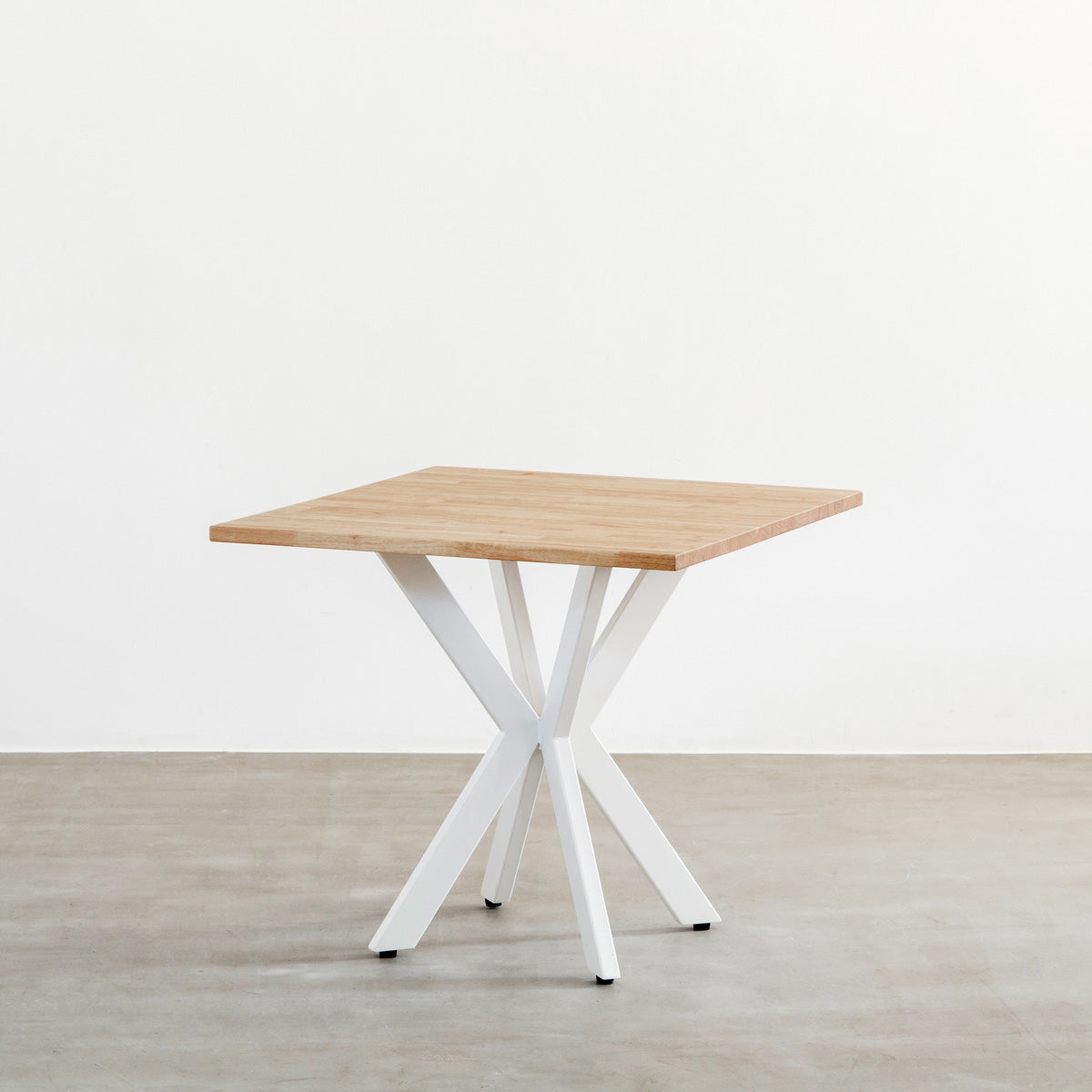 かなでもののラバーウッドAshGrayのスクエア天板とデザイン性の高いXラインのホワイト脚を組み合わせたカフェテーブル