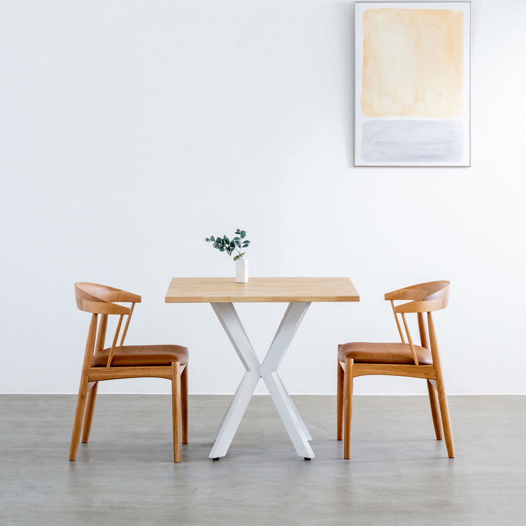 かなでもののラバーウッドAshGrayのスクエア天板とデザイン性の高いXラインのホワイト脚を組み合わせたカフェテーブル（使用例2）