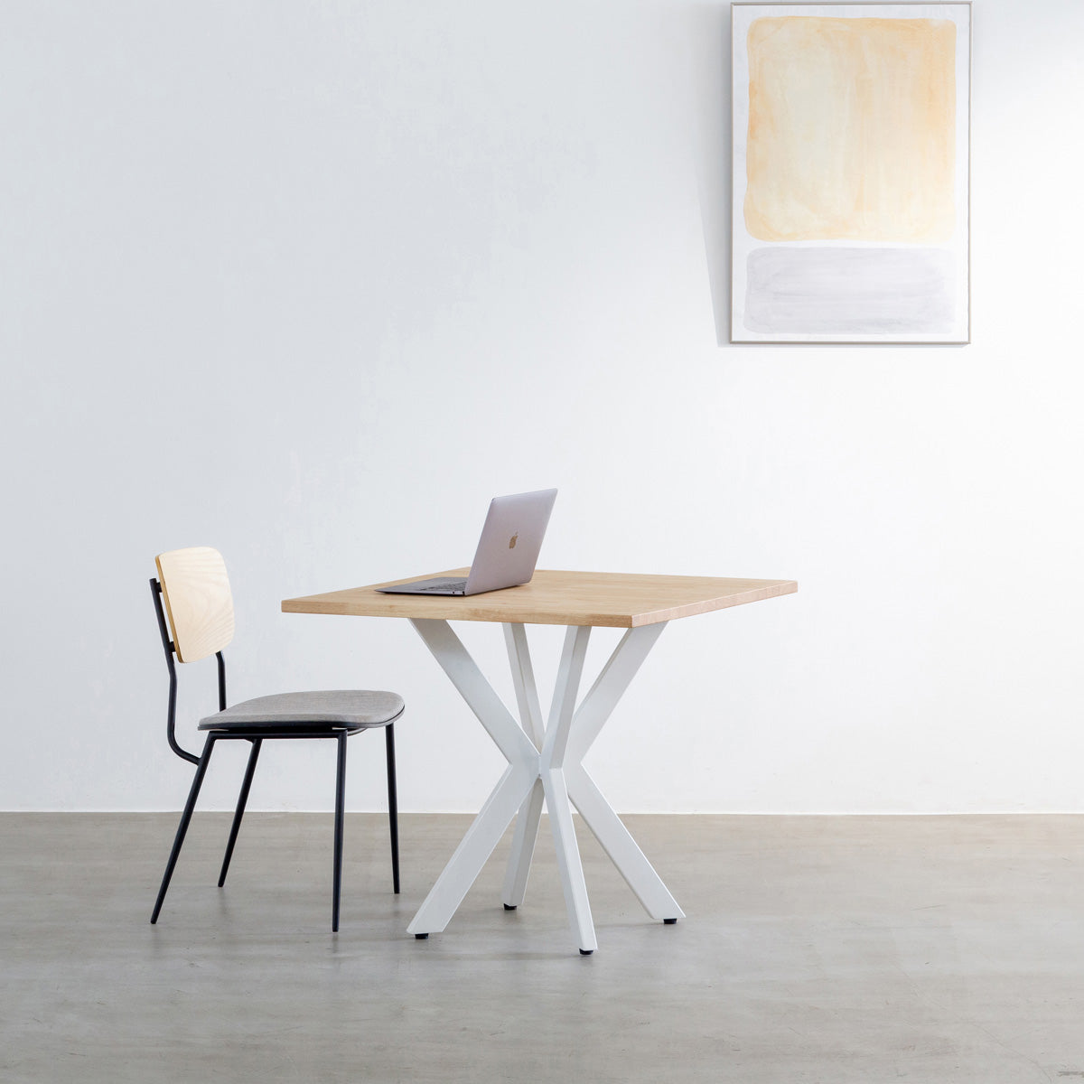 かなでもののラバーウッドAshGrayのスクエア天板とデザイン性の高いXラインのホワイト脚を組み合わせたカフェテーブル（使用例）