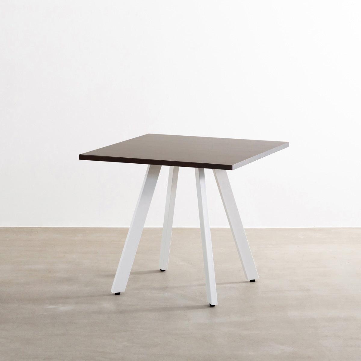かなでもののラバーウッド材のスクエア天板BlackBrownとホワイトの4pinアイアン脚を組み合わせたすっきりとしたデザインのカフェテーブル