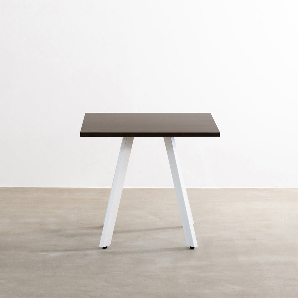 かなでもののラバーウッド材のスクエア天板BlackBrownとホワイトの4pinアイアン脚を組み合わせたすっきりとしたデザインのカフェテーブル（正面）