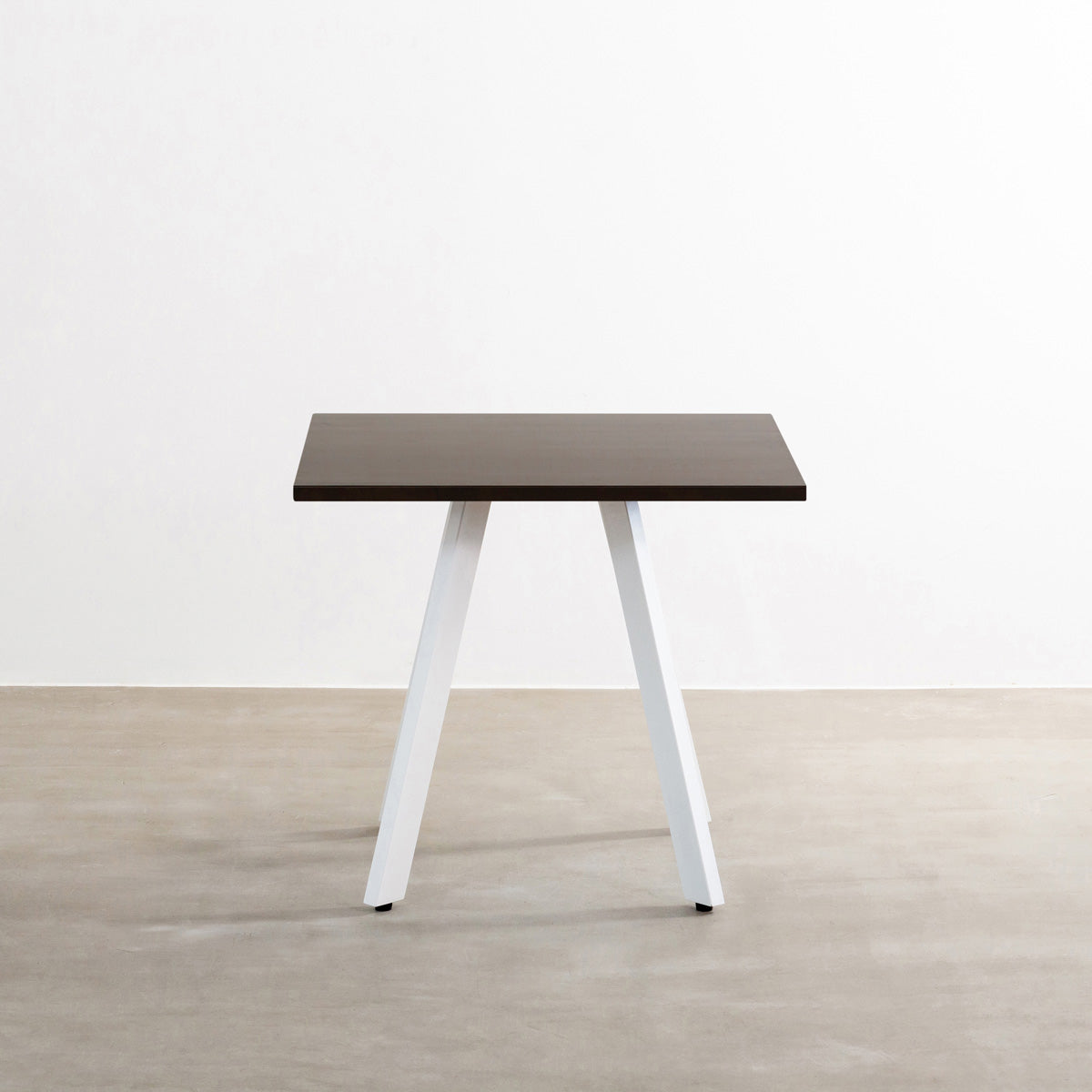 かなでもののラバーウッド材のスクエア天板BlackBrownとホワイトの4pinアイアン脚を組み合わせたすっきりとしたデザインのカフェテーブル（正面）