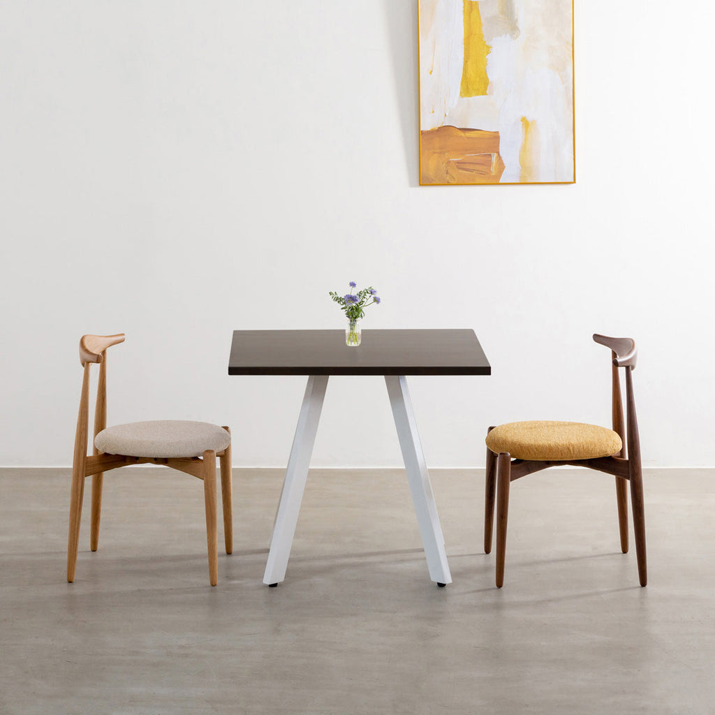 かなでもののラバーウッド材のスクエア天板BlackBrownとホワイトの4pinアイアン脚を組み合わせたすっきりとしたデザインのカフェテーブル（使用例）