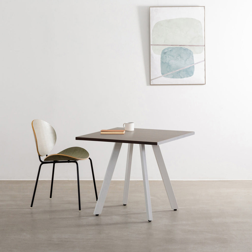 かなでもののラバーウッド材のスクエア天板BlackBrownとホワイトの4pinアイアン脚を組み合わせたすっきりとしたデザインのカフェテーブル（使用例2）