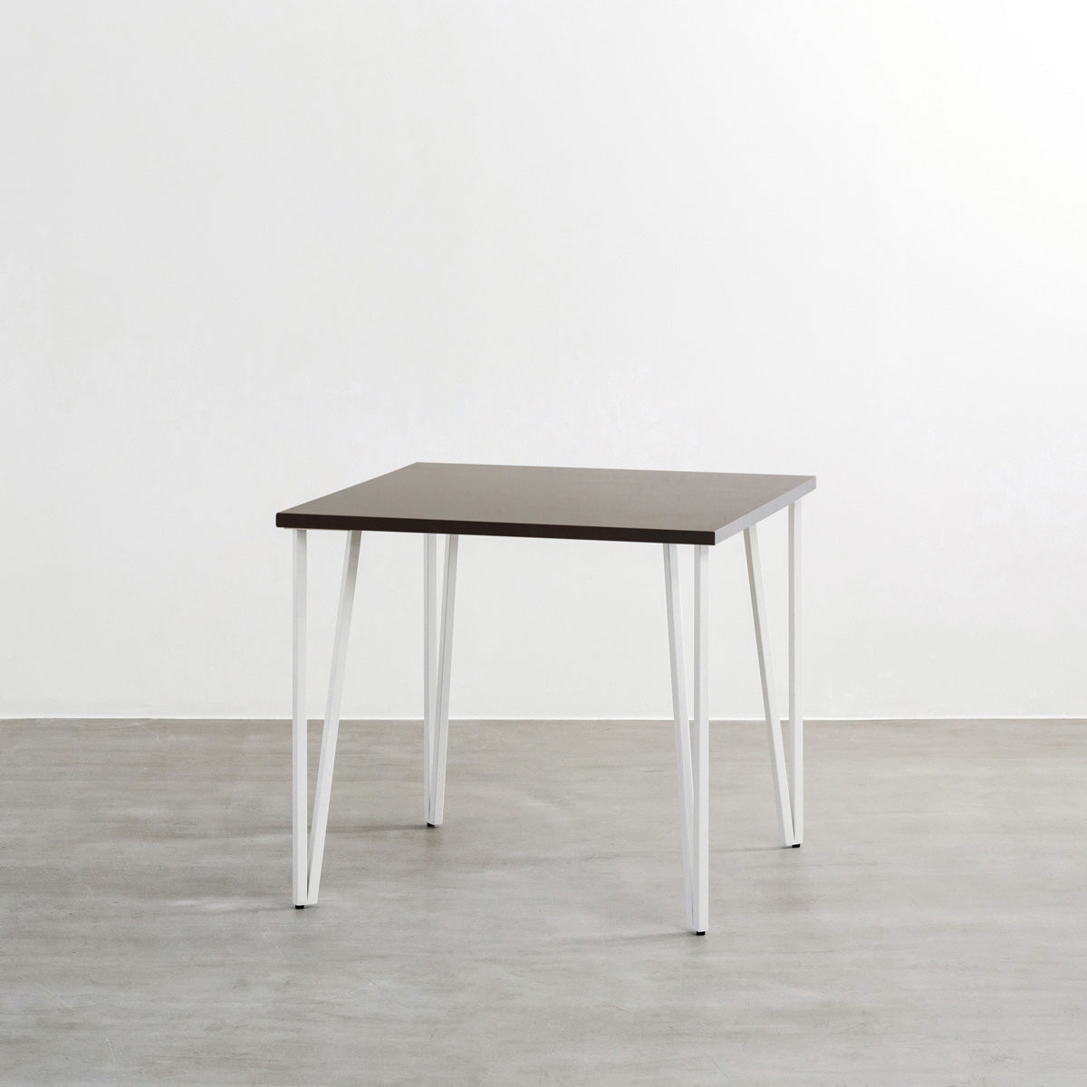 かなでもののラバーウッドBlackBrown天板とトライアングルStraightホワイト脚4本を組み合わせた80cmスクエア型のカフェテーブル